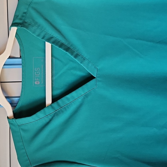 FIGS Green Scrub Top - Picture 3 of 13